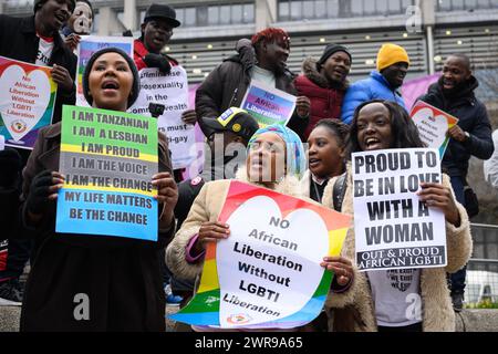 LONDRA, Regno Unito 11 marzo 2024: Come la Regina consorte Camilla rappresenta la famiglia reale al Commonwealth Day Service presso l'Abbazia di Westminster, i manifestanti esterni di una varietà di gruppi africani LGBTI Equality hanno manifestato contro l'omofobia nel continente africano. I gruppi rappresentati erano gay africani, African Equality Foundation e Peter Tatchell Foundation. Foto Stock