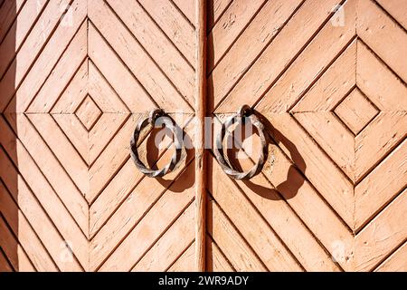 Vecchia stalla. Cancello rustico in legno per un magazzino, stalla o fienile. Foto di alta qualità Foto Stock