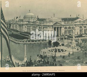 Veduta dell'edificio agricolo progettato da Charles McKim all'esposizione mondiale colombiana di Chicago nel 1893, l'Agricultural Hall e il Farmers' Bridge (titolo sull'oggetto), Maker: Anonymous, Chicago, 1893, paper, collotipo, altezza 128 mm x larghezza 175 mm, stampa fotomeccanica Foto Stock