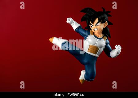 Figura di Son Gohan, personaggio della serie manga Dragon Ball Z creata da Akira Toriyama su sfondo rosso. Editoriale illustrativo Foto Stock