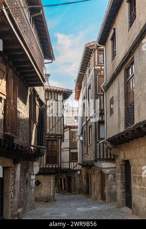 Una stretta strada pedonale acciottolata con case di architettura medievale nel bellissimo villaggio di la Alberca, Spagna Foto Stock