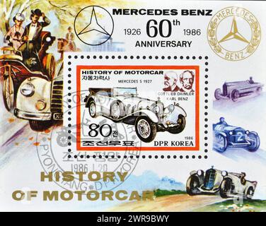 Foglio ricordo con francobollo cancellato stampato dalla Corea del Nord, che mostra Mercedes S 1927, 50th Anniversary, History of Motorcars, circa 1986. Foto Stock