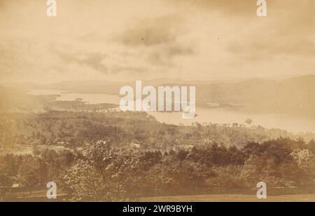 Vista su Windermere, Winander Mere, da Elleray, guardando verso sud (titolo sull'oggetto), Garnett & Sproat, Lake District, c. 1857 - c. 1867, supporto fotografico, stampa albume, altezza 106 mm x larghezza 163 mm, fotografia Foto Stock