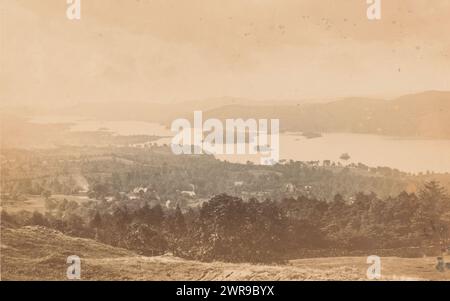 Vista su Windermere, Winander Mere, da Elleray, guardando verso sud (titolo sull'oggetto), Garnett & Sproat, Lake District, c. 1857 - in o prima del 1871, supporto fotografico, stampa albume, altezza 107 mm x larghezza 164 mm, fotografia Foto Stock