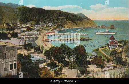 C.1. Vista principale, Avalon Bay, Catalina Island, California (titolo sull'oggetto), creatore: Anonimo, Santa Catalina Island, c. 1928, carta, altezza 89 mm x larghezza 139 mm, stampa fotomeccanica Foto Stock