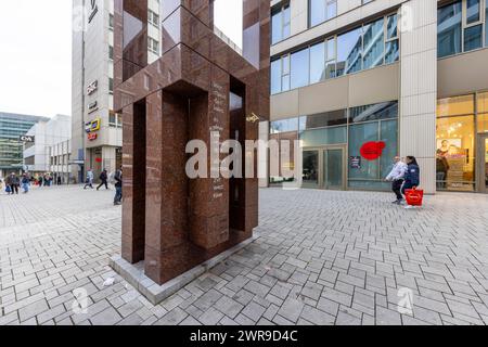 Erinnerung an den berühmtesten Sohn der Stadt Ulm, Albert Einstein. Un diesem Platz si erge sein Geburtshaus. Denkmal, gestaltet von Max Bill, Sedelhöfe Ulm. // Ulma, Baden-Württemberg, Deutschland, 09.03.2024 *** in memoria del figlio più famoso della città di Ulms, Albert Einstein questo era il luogo del suo luogo di nascita Monumento progettato da Max Bill, Sedelhöfe Ulm Ulm, Baden Württemberg, Germania, 09 03 2024 Foto Stock