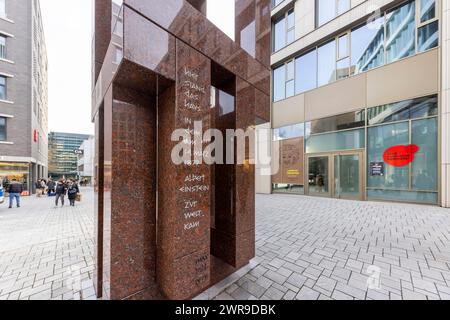 Erinnerung an den berühmtesten Sohn der Stadt Ulm, Albert Einstein. Un diesem Platz si erge sein Geburtshaus. Denkmal, gestaltet von Max Bill, Sedelhöfe Ulm. // Ulma, Baden-Württemberg, Deutschland, 09.03.2024 *** in memoria del figlio più famoso della città di Ulms, Albert Einstein questo era il luogo del suo luogo di nascita Monumento progettato da Max Bill, Sedelhöfe Ulm Ulm, Baden Württemberg, Germania, 09 03 2024 Foto Stock