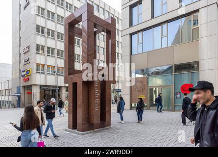 Erinnerung an den berühmtesten Sohn der Stadt Ulm, Albert Einstein. Un diesem Platz si erge sein Geburtshaus. Denkmal, gestaltet von Max Bill, Sedelhöfe Ulm. // Ulma, Baden-Württemberg, Deutschland, 09.03.2024 *** in memoria del figlio più famoso della città di Ulms, Albert Einstein questo era il luogo del suo luogo di nascita Monumento progettato da Max Bill, Sedelhöfe Ulm Ulm, Baden Württemberg, Germania, 09 03 2024 Foto Stock