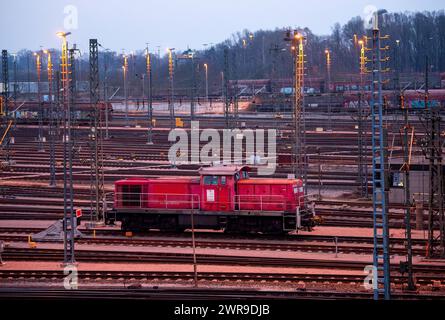 Maschen, Germania. 11 marzo 2024. Una locomotiva di manovra si trova presso il cantiere di smistamento Maschen. L'Unione tedesca dei macchinisti (GDL) ha chiesto un altro sciopero di 24 ore nella controversia sulla contrattazione collettiva presso la Deutsche Bahn per il trasporto di passeggeri e merci. Credito: Daniel Bockwoldt/dpa/Alamy Live News Foto Stock