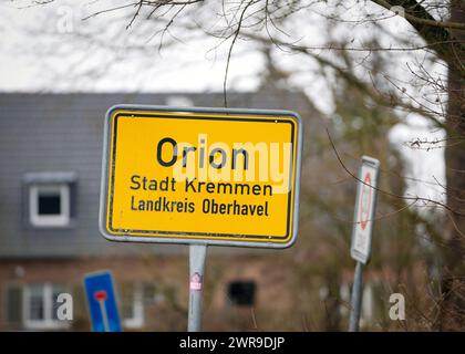 Kremmen, Germania. 11 marzo 2024. Il cartello nel distretto di Orion, che appartiene alla città di Kremmen. Credito: Soeren Stache/dpa/Alamy Live News Foto Stock