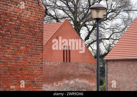 Kremmen, Germania. 11 marzo 2024. Il quartiere dei fienili è stato costruito a metà del XVII secolo ed è il più grande quartiere rimanente del suo genere in Germania. Il trimestre è stato posto sotto un ordine di conservazione nel 1993. Credito: Soeren Stache/dpa/Alamy Live News Foto Stock