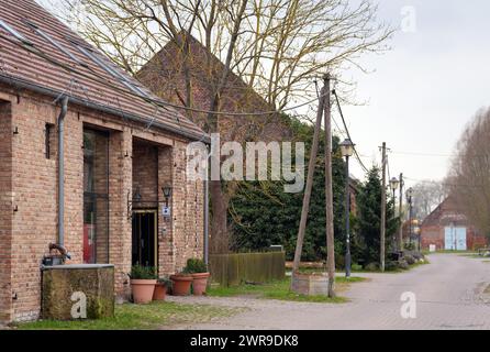 Kremmen, Germania. 11 marzo 2024. Il quartiere dei fienili è stato costruito a metà del XVII secolo ed è il più grande quartiere rimanente del suo genere in Germania. Il trimestre è stato posto sotto un ordine di conservazione nel 1993. Credito: Soeren Stache/dpa/Alamy Live News Foto Stock