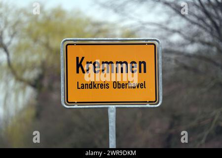 Kremmen, Germania. 11 marzo 2024. Il cartello all'ingresso della città. Credito: Soeren Stache/dpa/Alamy Live News Foto Stock