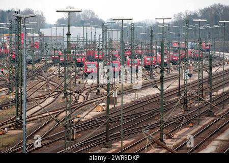 Maschen, Germania. 11 marzo 2024. Locomotive al cantiere di smistamento Maschen. L'Unione tedesca dei macchinisti (GDL) ha chiesto un altro sciopero di 24 ore nella controversia sulla contrattazione collettiva presso la Deutsche Bahn nel trasporto di passeggeri e merci. Credito: Daniel Bockwoldt/dpa/Alamy Live News Foto Stock