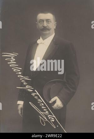 Ritratto di Wouter Hugo Tienruyter, questa foto fa parte di un album., Wilhelm Gerardus Baer, 1900 - 1920, cartone, altezza 134 mm x larghezza 96 mm, fotografia Foto Stock