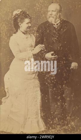 Ritratto di Willem III ed Emma, Re e Regina dei Paesi Bassi, questa foto fa parte di un album., anonimo, 1875 - 1890, supporto fotografico, stampa albume, altezza 81 mm x larghezza 49 mm, fotografia Foto Stock