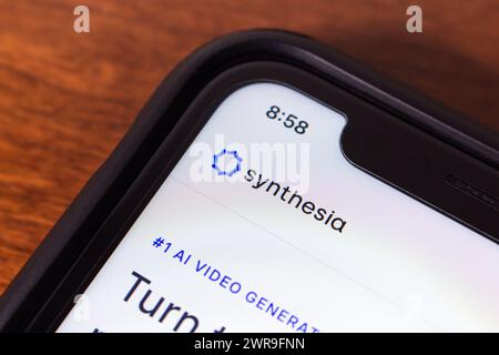 Sito Web Synthesia visto su iPhone. Synthesia è un'azienda britannica di generazione di contenuti multimediali sintetici che sviluppa software utilizzati per creare contenuti video generati dall'intelligenza artificiale Foto Stock