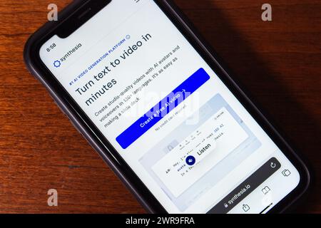 Sito Web Synthesia visto su iPhone. Synthesia è un'azienda britannica di generazione di contenuti multimediali sintetici che sviluppa software utilizzati per creare contenuti video generati dall'intelligenza artificiale Foto Stock