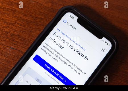 Sito Web Synthesia visto su iPhone. Synthesia è un'azienda britannica di generazione di contenuti multimediali sintetici che sviluppa software utilizzati per creare contenuti video generati dall'intelligenza artificiale Foto Stock