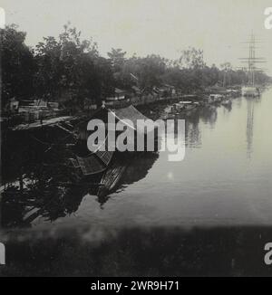 Banca con barche probabilmente del fiume Sungai Musi nel sud di Sumatra vicino a Palembang, Kaito Patte Palembang (titolo sull'oggetto), anonimo, Palembang (città), 1900 - 1940, cartone, stampa in gelatina argento, altezza 87 mm x larghezza 178 mm, stereografo Foto Stock