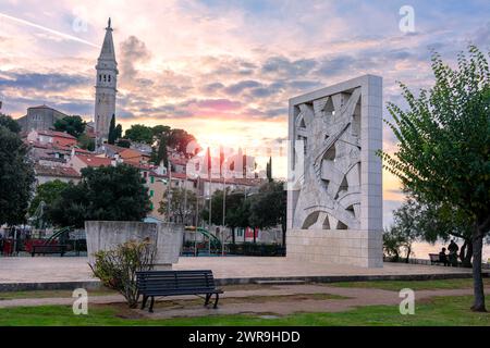 Monumento ai combattenti caduti e alle vittime del terrore fascista con vista sulla città di Rovigno Foto Stock