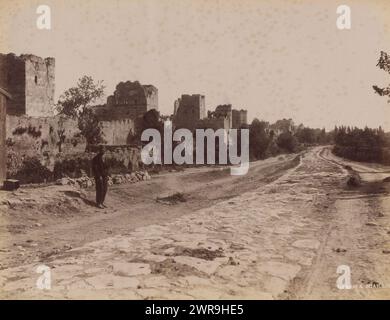 Veduta delle mura di Costantinopoli, Murs des SEpt Tours (titolo sull'oggetto), Sébah & Joaillier, Strasbourg boel, 1888 - 1900, carta, stampa albume, altezza 208 mm x larghezza 268 mm, fotografia Foto Stock