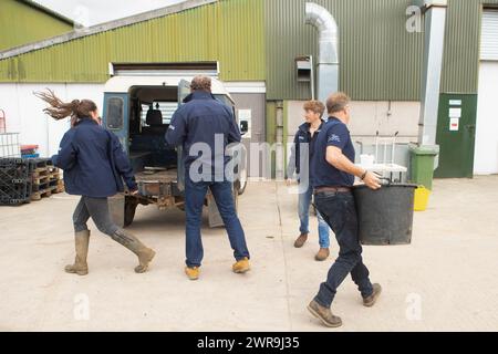 19/09/21 Land Rover Defender scaricato in fabbrica. Timer: 04:39 Un contadino e la sua famiglia scavano in profondità per cercare di distruggere il loro obiettivo di tirare le patate Foto Stock