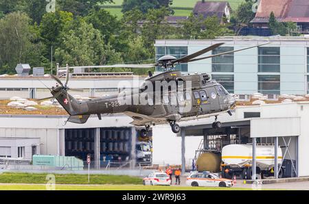 Ein Super Puma des TYPS Aerospatiale AS 332, Heute Airbus Helicopters H215 der Schweizer Luftwaffe bringt einen Staatsmann an den Flughafen Zürich. Da Foto Stock