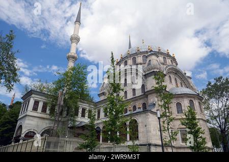 La moschea Nusretiye è una moschea ornata situata nel distretto Tophane di Beyoğlu, Istanbul, Turchia. Foto Stock