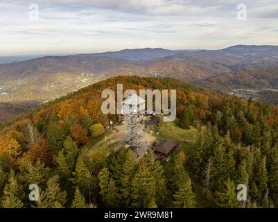 Wielka Czantoria e Mala Czantoria sui monti Beskid Slaski in Polonia. Torre di osservazione in montagna durante la giornata autunnale con Clear sk Foto Stock