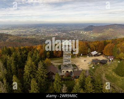 Wielka Czantoria e Mala Czantoria sui monti Beskid Slaski in Polonia. Torre di osservazione in montagna durante la giornata autunnale con Clear sk Foto Stock