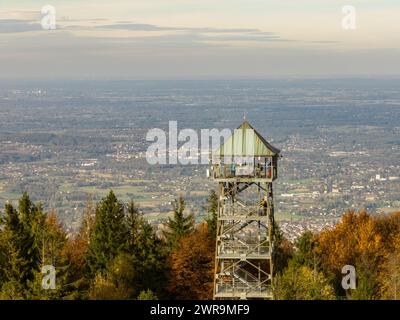 Wielka Czantoria e Mala Czantoria sui monti Beskid Slaski in Polonia. Torre di osservazione in montagna durante la giornata autunnale con Clear sk Foto Stock