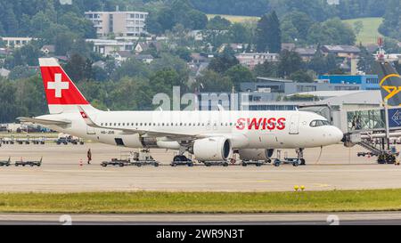 Ein Airbus A320-271N (Airbus A320neo) von Swiss International Airlines con Am Terminal abgefertig. Registrazione HB-JDB. (Zürich, Schweiz, 06.08.2022) Foto Stock