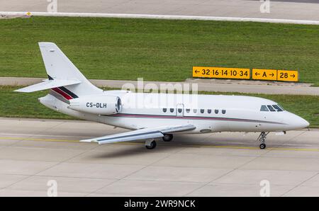 Ein Dassault Falcon 2000EX von NETJETS Europe rollt auf dem Flughafen Zürich zur Startbahn. Registrazione CS-DLH. (Zürich, Svizzera, 23.10.2022) Foto Stock