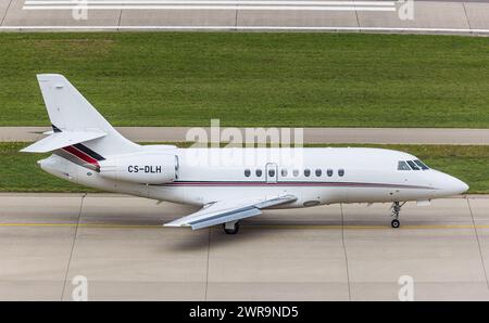 Ein Dassault Falcon 2000EX von NETJETS Europe rollt auf dem Flughafen Zürich zur Startbahn. Registrazione CS-DLH. (Zürich, Svizzera, 23.10.2022) Foto Stock