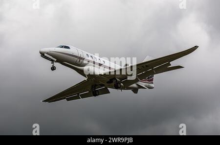 Eine Cessna 680A Citation Latitude von der Charterfluggesellschaft NETJETS befindet sich im Landeanflug auf die Landebahn 28 des Flughafen Zürich. (Zü Foto Stock