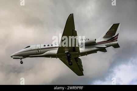 Eine Cessna 680A Citation Latitude von der Charterfluggesellschaft NETJETS befindet sich im Landeanflug auf die Landebahn 28 des Flughafen Zürich. (Zü Foto Stock