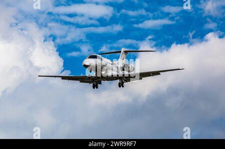 Ein Pilatus PC-24 von CAT Aviation befindet sich im Landeanflug auf den Flughafen Zürich. Immatrikulation HB-VVU. (Zürich, Schweiz, 02.10.2022) Foto Stock