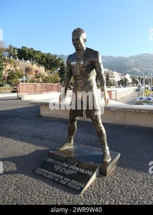 Funchal, Portogallo. 15 marzo 2023. Una statua di bronzo di Cristiano Ronaldo, calciatore multigiocatore, si trova al porto di Funchal, sull'isola atlantica di Madeira, una regione autonoma del Portogallo. Ronaldo è nato a Madeira nel 1985. Credito: Beate Schleep/dpa/Alamy Live News Foto Stock