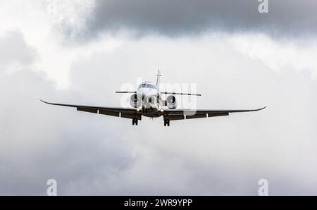 Eine Cessna 680A Citation Latitude von der Charterfluggesellschaft NETJETS befindet sich im Landeanflug auf die Landebahn 28 des Flughafen Zürich. (Zü Foto Stock