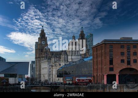 Cielo spettacolare sopra edifici storici della città con architettura moderna in primo piano a Liverpool, Regno Unito. Foto Stock