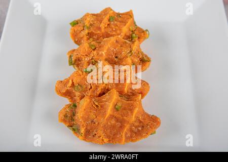 Cucina tradizionale turca mercimek koftesi con bulgur e lenticchie. cotolette vegane. vista dall'alto. primo piano. cotolette vegetariane accanto a prezzemolo limone e tom Foto Stock