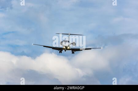 Ein Pilatus PC-24 von CAT Aviation befindet sich im Landeanflug auf den Flughafen Zürich. Immatrikulation HB-VVU. (Zürich, Schweiz, 02.10.2022) Foto Stock