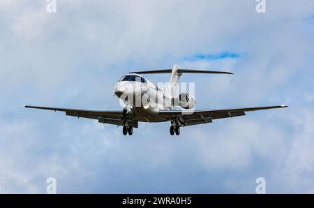 Ein Pilatus PC-24 von CAT Aviation befindet sich im Landeanflug auf den Flughafen Zürich. Immatrikulation HB-VVU. (Zürich, Schweiz, 02.10.2022) Foto Stock