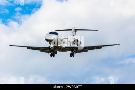 Ein Pilatus PC-24 von CAT Aviation befindet sich im Landeanflug auf den Flughafen Zürich. Immatrikulation HB-VVU. (Zürich, Schweiz, 02.10.2022) Foto Stock