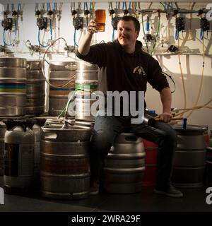03/07/20, il direttore della cantina, Chris Murch, 31 anni, prepara la sua birra per la tomorrowÕs riapertura presso la Greenman Public House, che darà il benvenuto a Limited Foto Stock