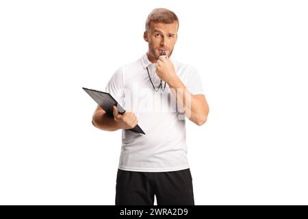 Allenatore sportivo con in mano un appunti e un fischio isolato su sfondo bianco Foto Stock