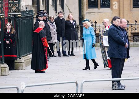 Londra, Regno Unito. 11 marzo 2024. La regina Camilla arriva all'Abbazia di Westminster per il Commonwealth Day Service. I manifestanti anti anti-monarchia e pro-LGBT si riunirono e dimostrarono fuori dall'abbazia di Westminster, mentre i membri della famiglia reale e altri ospiti arrivarono per il Commonwealth Day Service. Credito: SOPA Images Limited/Alamy Live News Foto Stock