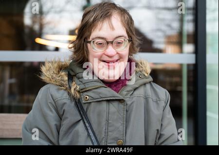 Ritratto all'aperto di una donna felice di 41 anni con la sindrome di Down, Tienen, Belgio. Modello rilasciato Foto Stock