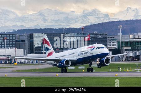 Ein Airbus A320-232 von British Airways startet vom Flughafen Zürich. Immatrikulation G-EUUD. (Zürich, Schweiz, 17.11.2022) Foto Stock